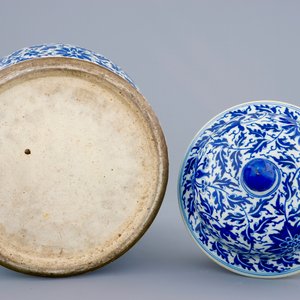 Un vase et son couvercle en porcelaine de Chine bleu et blanc à décor de fleurs de lotus, 19ème — photo 6