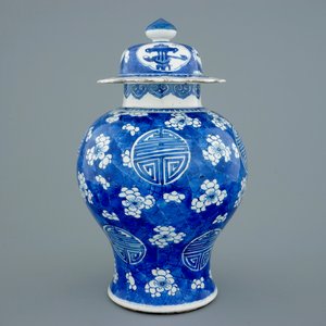 Un vase et son couvercle en porcelaine de Chine bleu et blanc à décor "Shou", Kangxi — photo 3