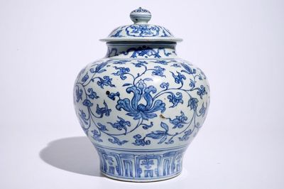 Un vase et son couvercle en porcelaine de Chine bleu et blanc aux rinceaux de pivoines, Ming, Wanli