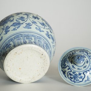 Un vase et son couvercle en porcelaine de Chine bleu et blanc aux rinceaux de pivoines, Ming, Wanli — photo 12