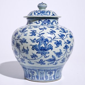 Un vase et son couvercle en porcelaine de Chine bleu et blanc aux rinceaux de pivoines, Ming, Wanli — photo 2