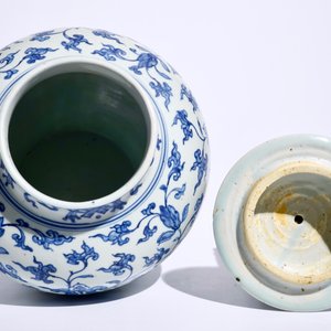 Un vase et son couvercle en porcelaine de Chine bleu et blanc aux rinceaux de pivoines, Ming, Wanli — photo 5