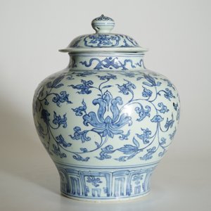 Un vase et son couvercle en porcelaine de Chine bleu et blanc aux rinceaux de pivoines, Ming, Wanli — photo 8