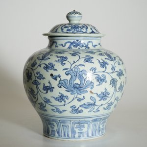 Un vase et son couvercle en porcelaine de Chine bleu et blanc aux rinceaux de pivoines, Ming, Wanli — photo 9