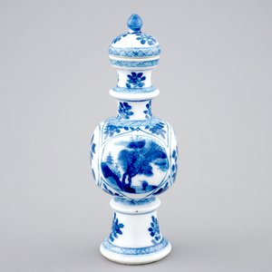 Un vase et son couvercle en porcelaine de Chine bleu et blanc, Kangxi — photo 1