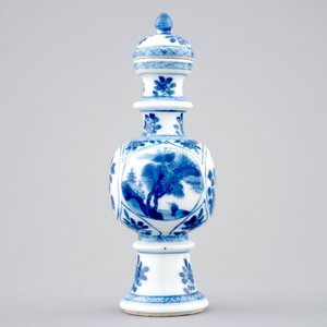 Un vase et son couvercle en porcelaine de Chine bleu et blanc, Kangxi — photo 2