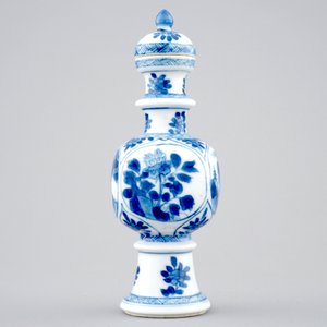 Un vase et son couvercle en porcelaine de Chine bleu et blanc, Kangxi — photo 3