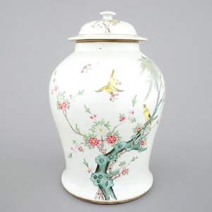 Un vase et son couvercle en porcelaine de Chine famille rose, 19ème — photo 1