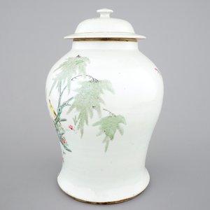 Un vase et son couvercle en porcelaine de Chine famille rose, 19ème — photo 2