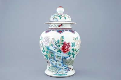 Un vase et son couvercle en porcelaine de Chine famille rose aux oiseaux, 19èm