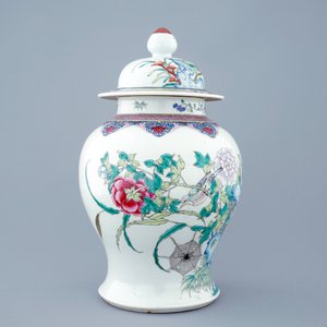 Un vase et son couvercle en porcelaine de Chine famille rose aux oiseaux, 19èm — photo 2