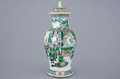 Un vase et son couvercle en porcelaine de Chine famille verte, 19ème