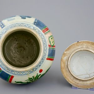Un vase et son couvercle en porcelaine de Chine wucai, époque Transition, 1620-1683 — photo 5