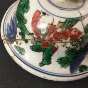 Un vase et son couvercle en porcelaine de Chine wucai, époque Transition, 1620-1683 — photo 8