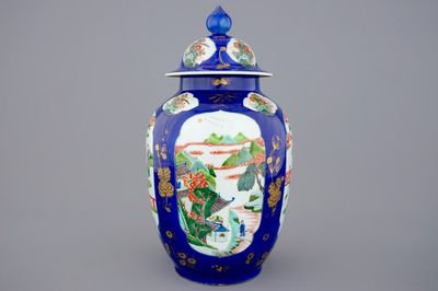 Un vase et son couvercle en porcelaine famille verte sur fond bleu poudré, 19ème