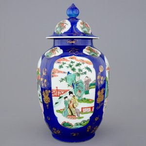 Un vase et son couvercle en porcelaine famille verte sur fond bleu poudré, 19ème — photo 2