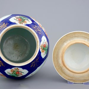 Un vase et son couvercle en porcelaine famille verte sur fond bleu poudré, 19ème — photo 5