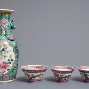 Un vase et trois bols en porcelaine de Chine famille rose pour le marché Straits ou Peranakan, 19ème — photo 1