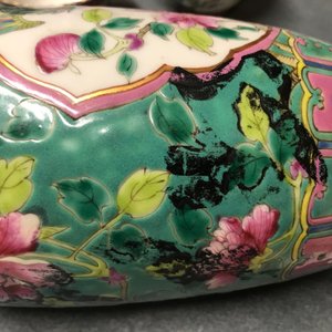 Un vase et trois bols en porcelaine de Chine famille rose pour le marché Straits ou Peranakan, 19ème — photo 15