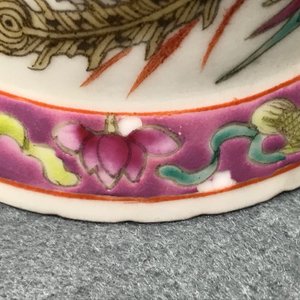 Un vase et trois bols en porcelaine de Chine famille rose pour le marché Straits ou Peranakan, 19ème — photo 21