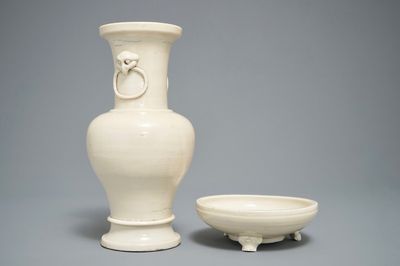 Un vase et un brûle-parfum en porcelaine de Chine crème monochrome, Ming