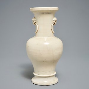 Un vase et un brûle-parfum en porcelaine de Chine crème monochrome, Ming — photo 2