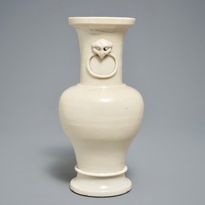 Un vase et un brûle-parfum en porcelaine de Chine crème monochrome, Ming — photo 3