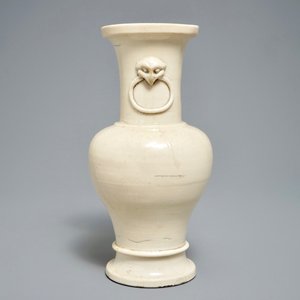 Un vase et un brûle-parfum en porcelaine de Chine crème monochrome, Ming — photo 5