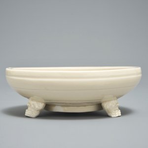 Un vase et un brûle-parfum en porcelaine de Chine crème monochrome, Ming — photo 7