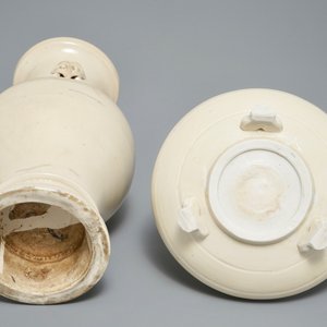 Un vase et un brûle-parfum en porcelaine de Chine crème monochrome, Ming — photo 10