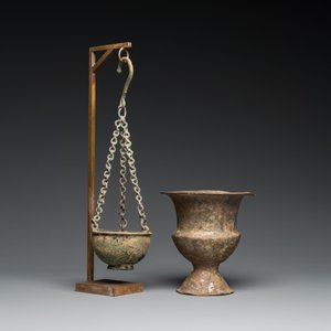 Un vase et un brûle-parfum suspendu en bronze, byzantin ou romain, 5/7ème — photo 2