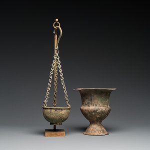 Un vase et un brûle-parfum suspendu en bronze, byzantin ou romain, 5/7ème — photo 4
