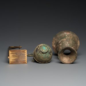 Un vase et un brûle-parfum suspendu en bronze, byzantin ou romain, 5/7ème — photo 9