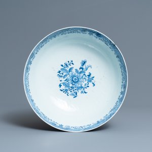 Un vase et un grand bol en porcelaine de Chine en bleu et blanc, Qianlong — photo 6