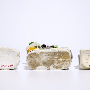 Un vase et un groupe en blanc de Chine de Dehua et un brûle-encens en forme de lion bouddhiste, Chine, 18/19ème — photo 2