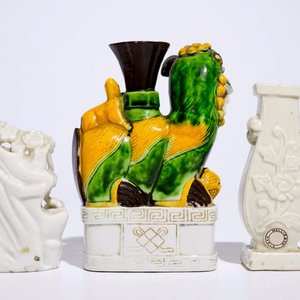 Un vase et un groupe en blanc de Chine de Dehua et un brûle-encens en forme de lion bouddhiste, Chine, 18/19ème — photo 5