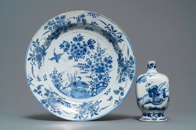 Un vase et un plat en faïence de Delft bleu et blanc à décor de chinoiserie, fin du 17ème