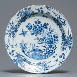 Un vase et un plat en faïence de Delft bleu et blanc à décor de chinoiserie, fin du 17ème — photo 2