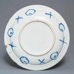 Un vase et un plat en faïence de Delft bleu et blanc à décor de chinoiserie, fin du 17ème — photo 3