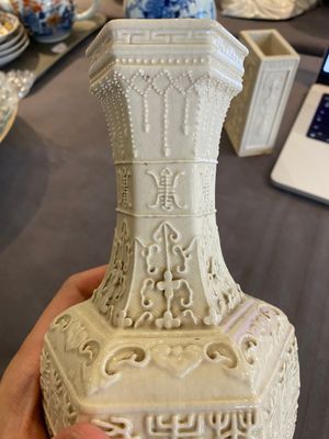 Un vase et un pot à pinceaux à décor moulé en porcelaine de Chine en couleur crème à fond craquelé, Qing — photo 8