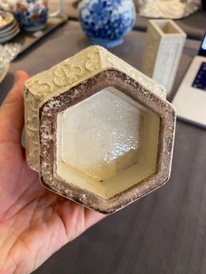 Un vase et un pot à pinceaux à décor moulé en porcelaine de Chine en couleur crème à fond craquelé, Qing — photo 10