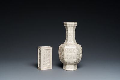 Un vase et un pot à pinceaux à décor moulé en porcelaine de Chine en couleur crème à fond craquelé, Qing