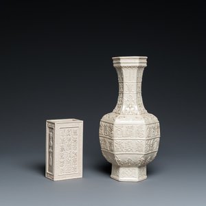 Un vase et un pot à pinceaux à décor moulé en porcelaine de Chine en couleur crème à fond craquelé, Qing — photo 1