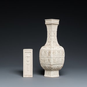 Un vase et un pot à pinceaux à décor moulé en porcelaine de Chine en couleur crème à fond craquelé, Qing — photo 3