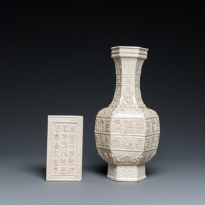 Un vase et un pot à pinceaux à décor moulé en porcelaine de Chine en couleur crème à fond craquelé, Qing — photo 4