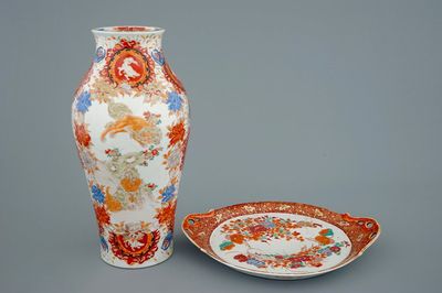 Un vase et un présentoir en porcelaine Kutani de Japon, Meiji, 19ème