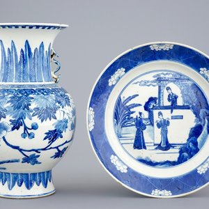 Un vase et une assiette en porcelaine de Chine bleu et blanc, 19ème — photo 1