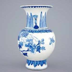 Un vase et une assiette en porcelaine de Chine bleu et blanc, 19ème — photo 3