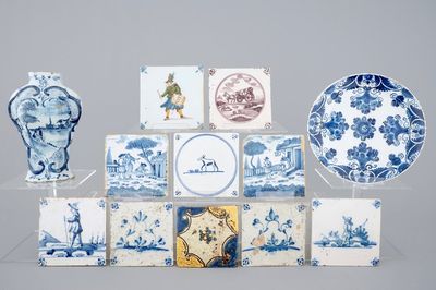 Un vase et une assiette et une collection de carreaux en faïence de Delft, 17/19ème