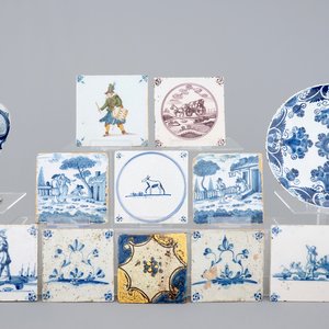 Un vase et une assiette et une collection de carreaux en faïence de Delft, 17/19ème — photo 1